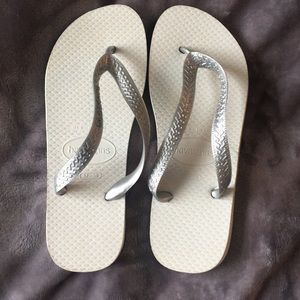 Rare silver & off white havaianas flip flops